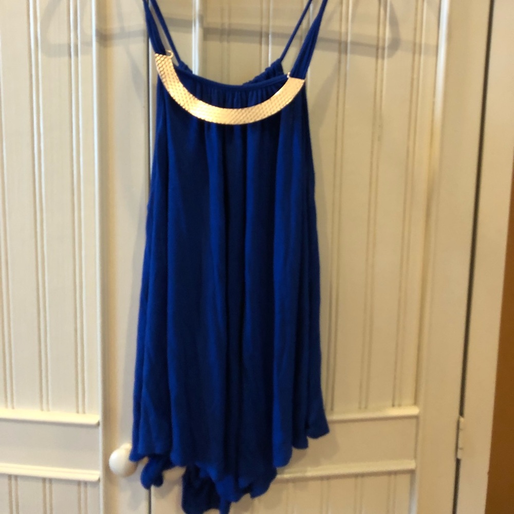 Cute tank! Can be worn casual or dressed up.